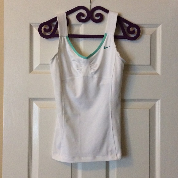 Nike Tops - Like New! Nike tank top w/ built-in support