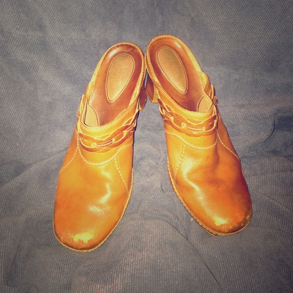 Clarks Artisan Heels