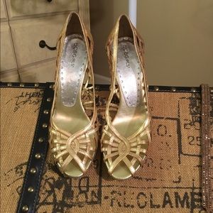 🎯SOLD🎯 gorgeous gold BCBGirls shoes