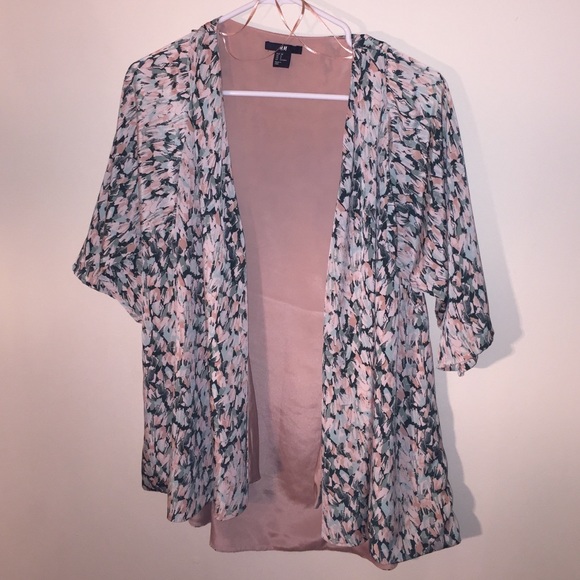 H&M Sweaters - H&M flowy short sleeve cardigan