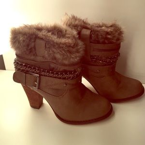 NEVER WORN Not Rated Fur Lined Booties size 7!
