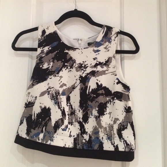 Banana Republic Tops - Banana republic printed crop top