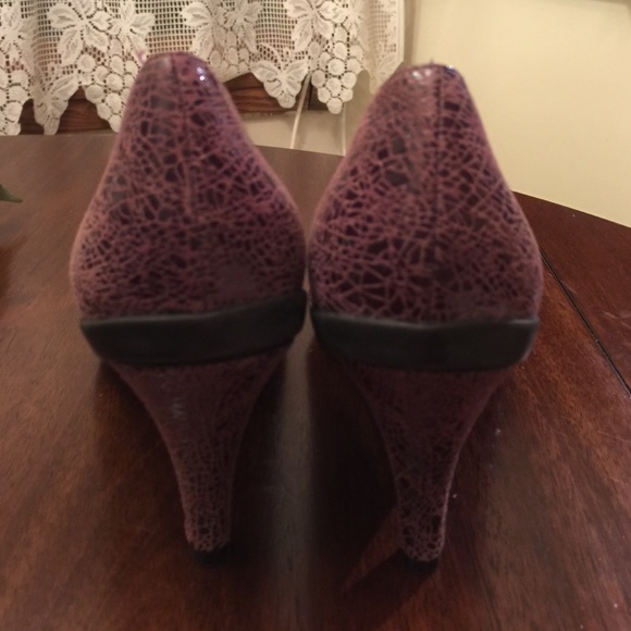 Kenneth Cole Purple Pumps - Picture 3 of 4