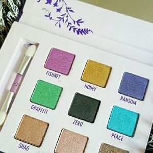 Urban Decay Deluxe Eyeshadow Palette