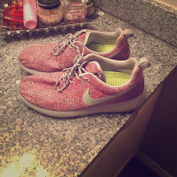 Nike Shoes - Nike Rosches