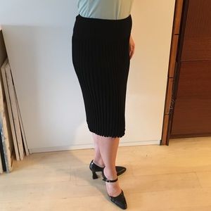 Knee-Length Black Accordion Skirt