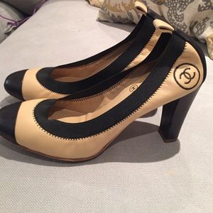 Chanel elastic pumps