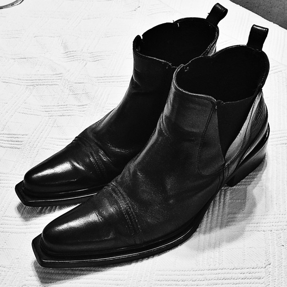 Italian made Blk Leather ankle boots. Size 11
