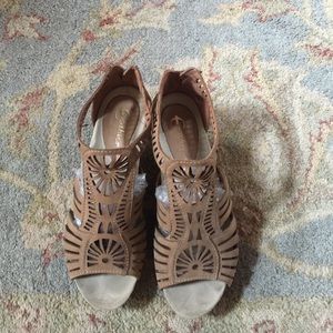 Earthies shooties peep toe laser cutout shoes