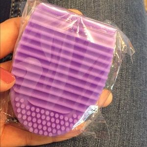 Makeup brush cleaner