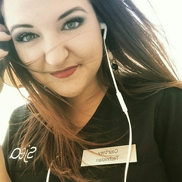 Meet your Posher, Courtney - Picture 1 of 1