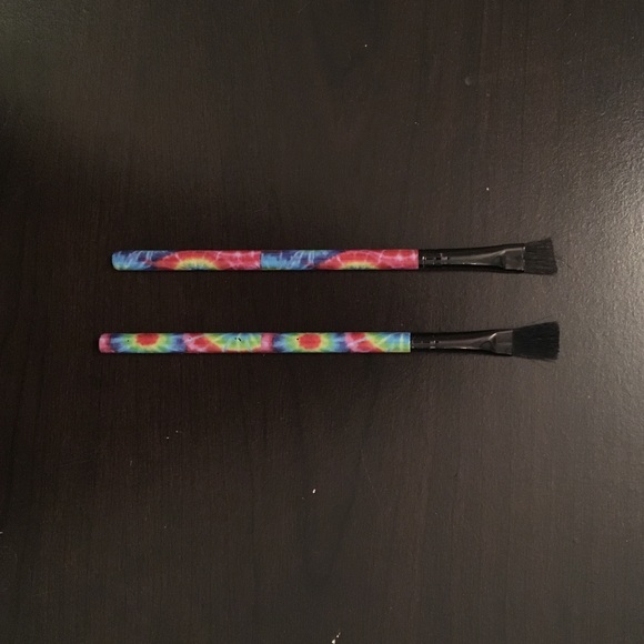 MARKDOWN!! Tye dye eye brush set!