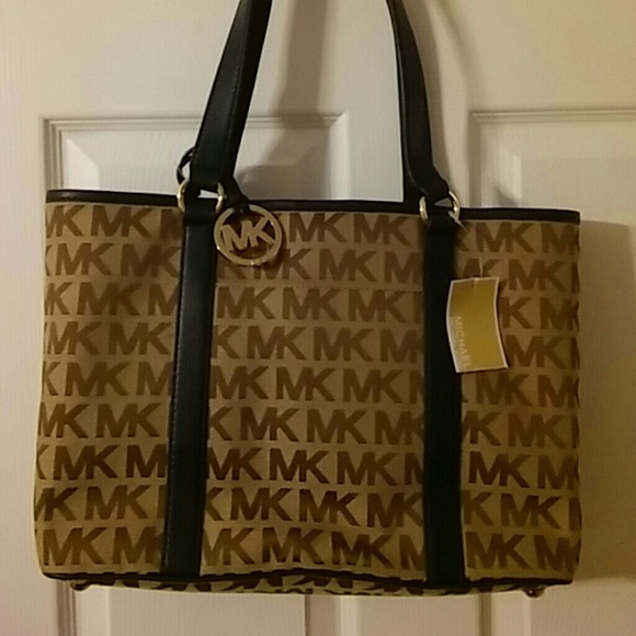 Michael Kors Handbags - NWT Michael Kors Medium Tote