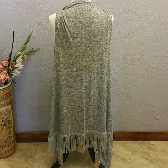 ❌SOLD ❌Grey Fringed Kimono Vest - Picture 4 of 4