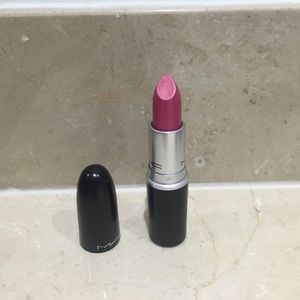 Brand new Mac lipstick in Cremesheen Speed Dial