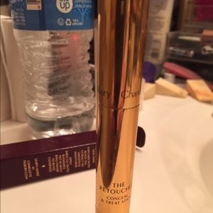 Charlotte Tilbury Retoucher concealer 4 medium.