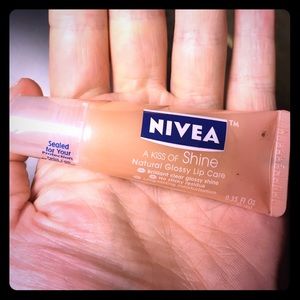 Nivea kiss of shine