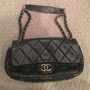 35% OFF! Little black Chanel bag🎉