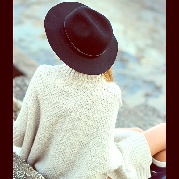 H&M black wide brim hat with faux leather band