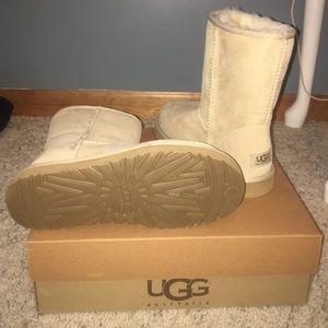 NEW WITH TAGS CLASSIC SHORT UGG BOOT