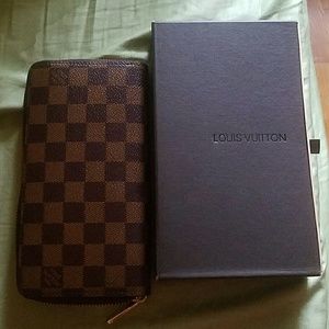 L.V wallet