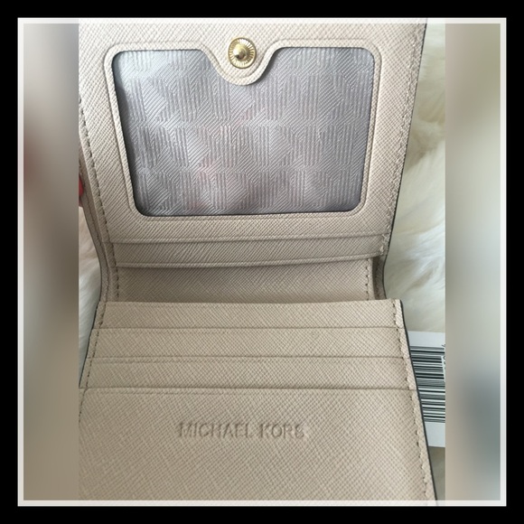 SOLD ON EBAY 🎉NEW Michael Kors Carryall Wallet🎉 - Picture 3 of 4