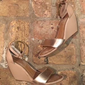 Seychelles rose gold / nude wedges