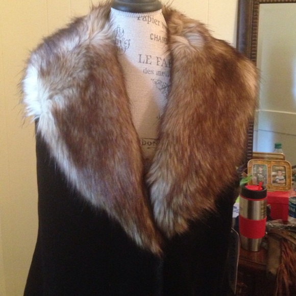 Beautiful faux fur vest by Sherry Cassini. NWT - Picture 3 of 4
