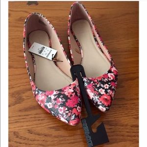 Cute floral flats with tag