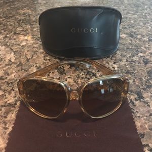 Authentic Gucci sunglasses 😎 new condition.
