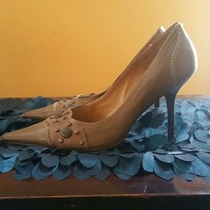 Olive grommett pumps