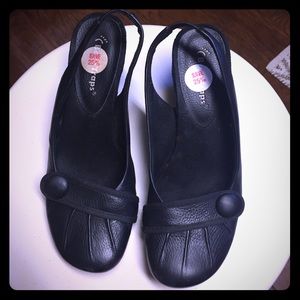 Bare traps sling back wedge