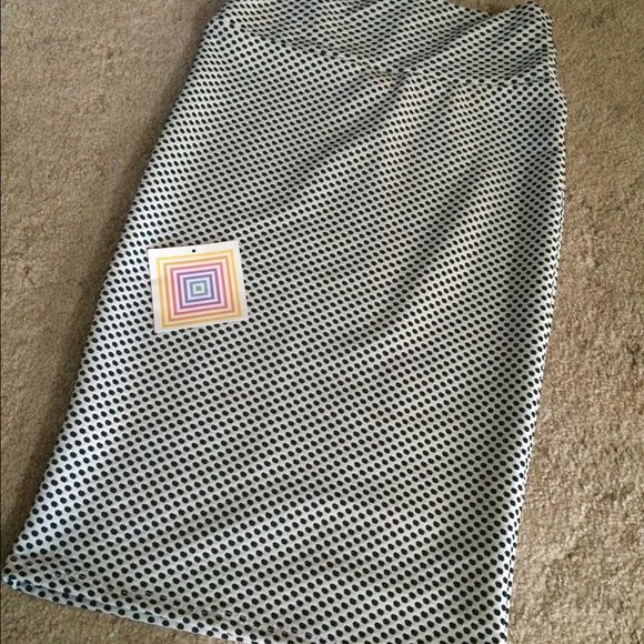 💥SOLD💥 Black and white Dot Lularoe Cassie skirt