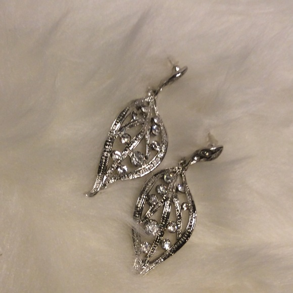 Sparkling Leaf Drop Earrings 🆕
