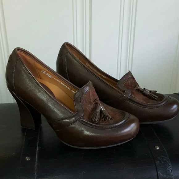 Brown leather earthies caressa pump