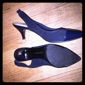 Navy Blue Ellen Tracy kitten heels