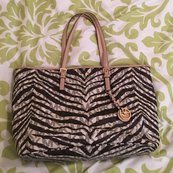 Michael Kors Tote w/zipper & padded compartment - Picture 1 of 5