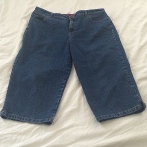 Women's medium blue Jean capris