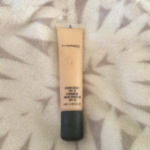 Mac- Studio Sculpt SPF 15 Foundation