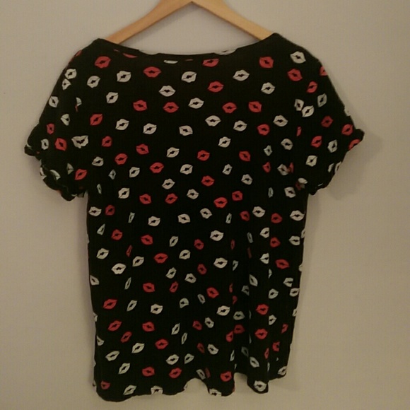 *REPOSH* Torrid Lips Shirt - Picture 2 of 4