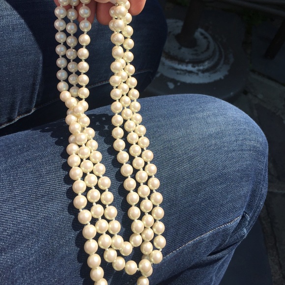 A beautiful three row pearl necklace !