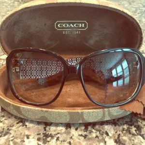 Chic black Coach sunglasses 🕶