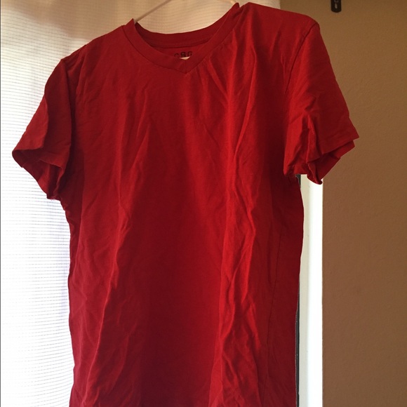 Med red V-neck t-shirt