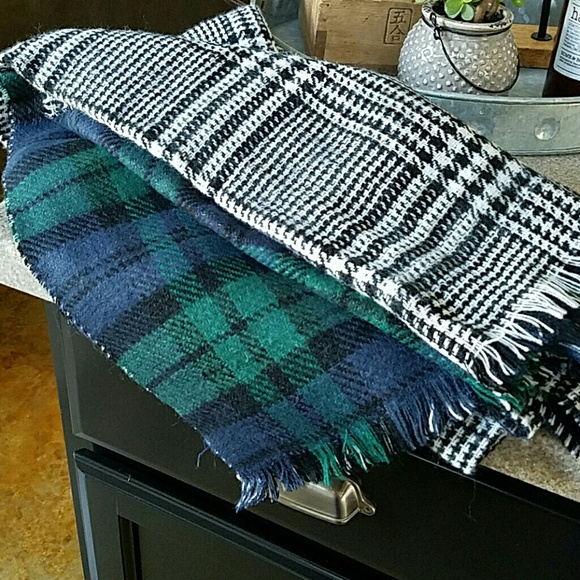 Reversible blanket scarf