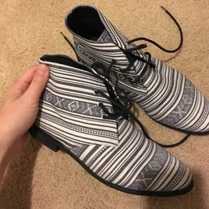size 7 fun patterned shoes