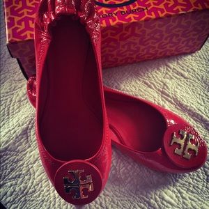 • Tory Burch • Reva- Tumbled Patent Grain Flat •