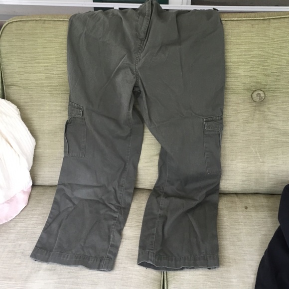 Maternity cargo pant in olive