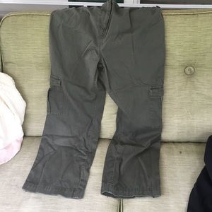 Maternity cargo pant in olive