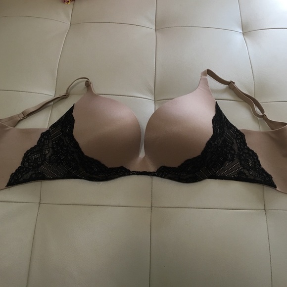 Nude/Black Lace VS Push-Up Bra
