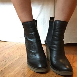 Chic black leather wedge boots!